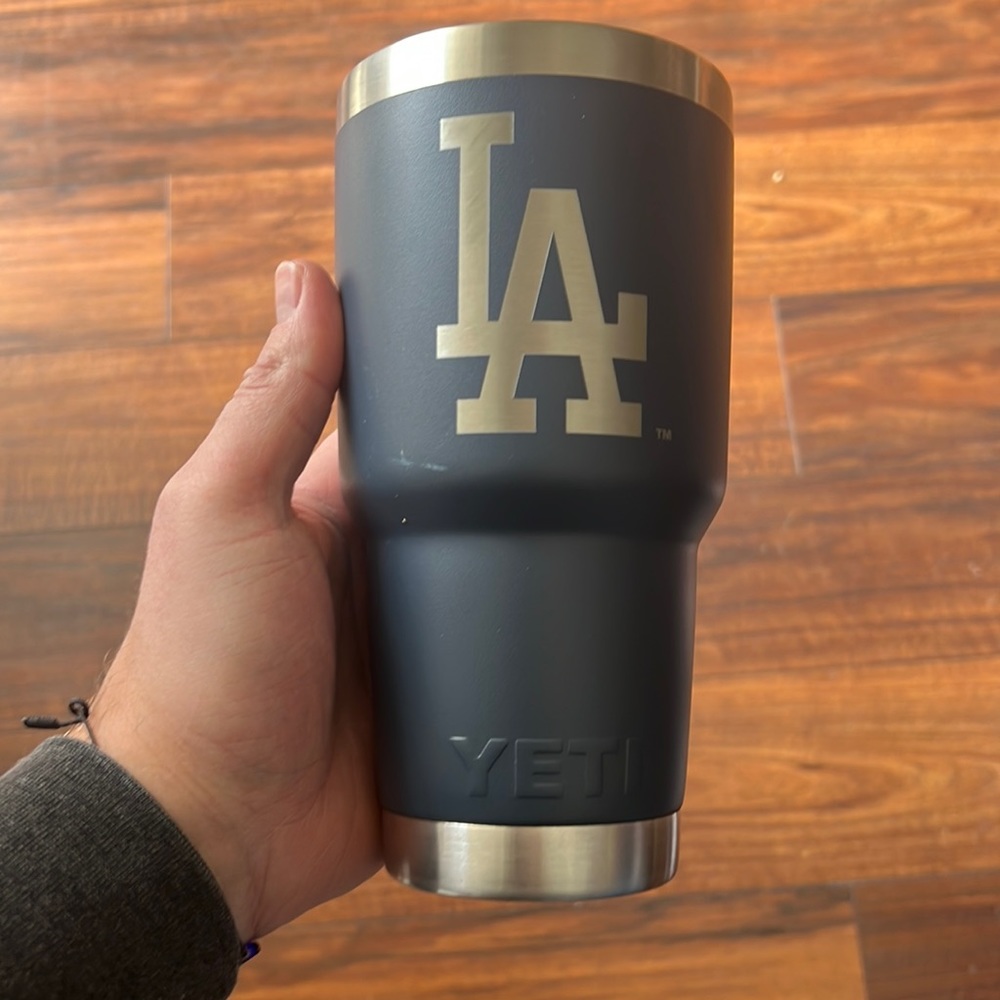 New LA dodgers yeti missing lid, small blemish